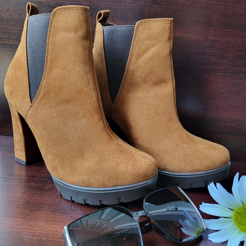 Andrea Collection Shoes, size 7.5 Brown color